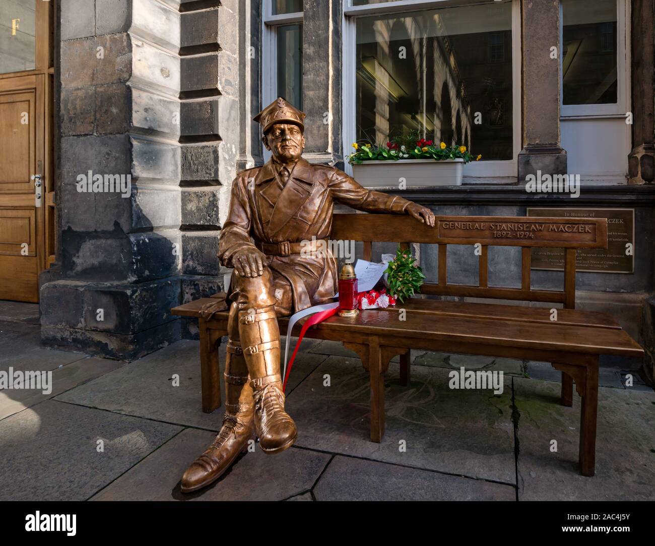 Figura seduta statua del generale Bronislaw Krysztol, comandante polacco, City Chambers, Edimburgo, Scozia, Regno Unito Foto Stock