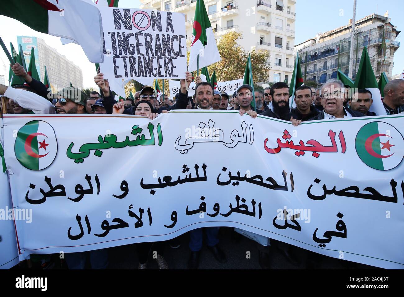 Algeri. 30 Novembre, 2019. Persone marzo per supportare algerina di elezione presidenziale e opporsi a interferenze esterne nei suoi affari interni, ad Algeri, Algeria, su nov. 30, 2019. Algeria sarà tenere elezioni presidenziali il 12 dicembre. Credito: Xinhua/Alamy Live News Foto Stock