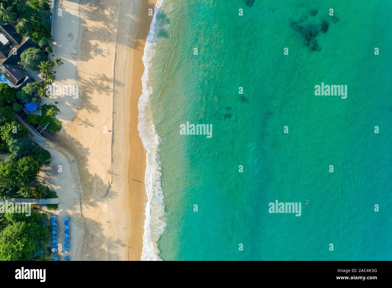 Natura Di Paesaggio PAESAGGIO vista del bellissimo mare tropicale con mare vista nella stagione estiva da immagine vista aerea drone shot, ad alto angolo di visione. Foto Stock