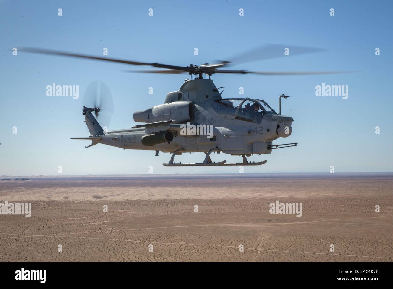 Stati Uniti Marines con Marine di test e valutazione di uno squadrone (VMX-1) condotta dal vivo un fuoco esercitazione con la AH-1Z Cobra e F-35B Lightning II in versione Yuma, Ariz., nov. 26, 2019. Il VMX-1 è una prova di funzionamento squadrone che prove multiple di aeromobili, per consentire il proseguimento dei miglioramenti in termini di sicurezza, affidabilità degli aeromobili e nel complesso la letalità del Marine Corps aeromobili. (U.S. Marine Corps photo by Lance Cpl. John Hall) Foto Stock