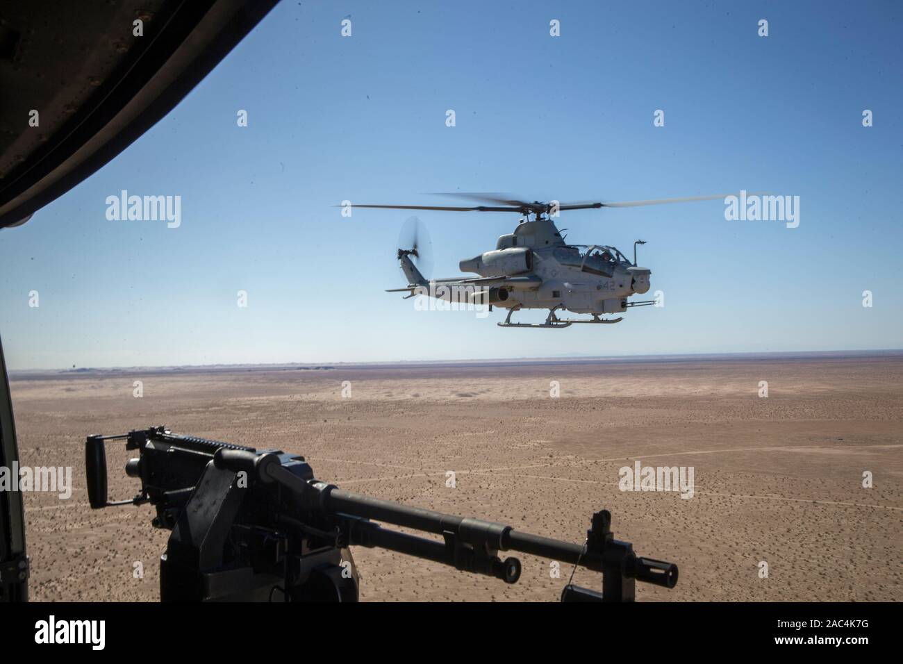 Stati Uniti Marines con Marine di test e valutazione di uno squadrone (VMX-1) condotta dal vivo un fuoco esercitazione con la AH-1Z Cobra e F-35B Lightning II in versione Yuma, Ariz., nov. 26, 2019. Il VMX-1 è una prova di funzionamento squadrone che prove multiple di aeromobili, per consentire il proseguimento dei miglioramenti in termini di sicurezza, affidabilità degli aeromobili e nel complesso la letalità del Marine Corps aeromobili. (U.S. Marine Corps photo by Lance Cpl. John Hall) Foto Stock