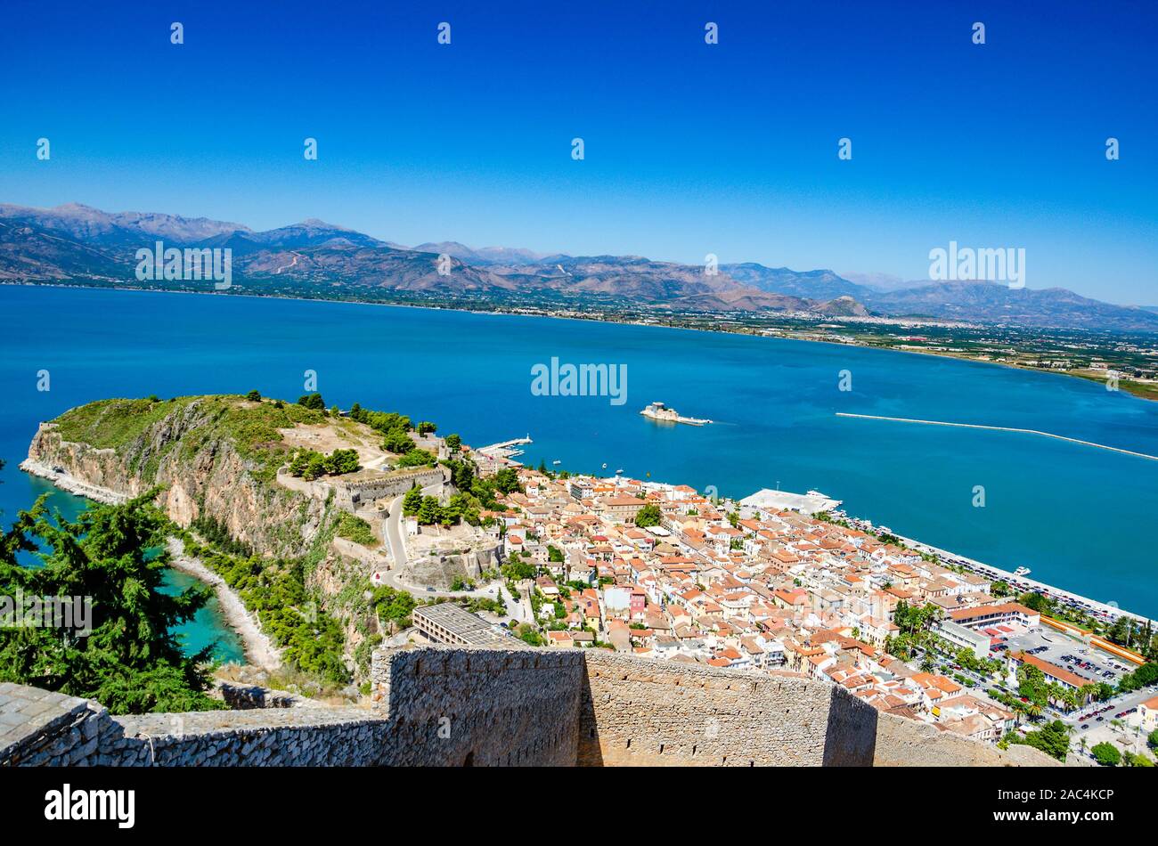 Bella vista città di Nafplio centro città dalla vecchia storica fortezza Palamidi. Nauplio, Argolis, Peloponneso, Grecia Foto Stock