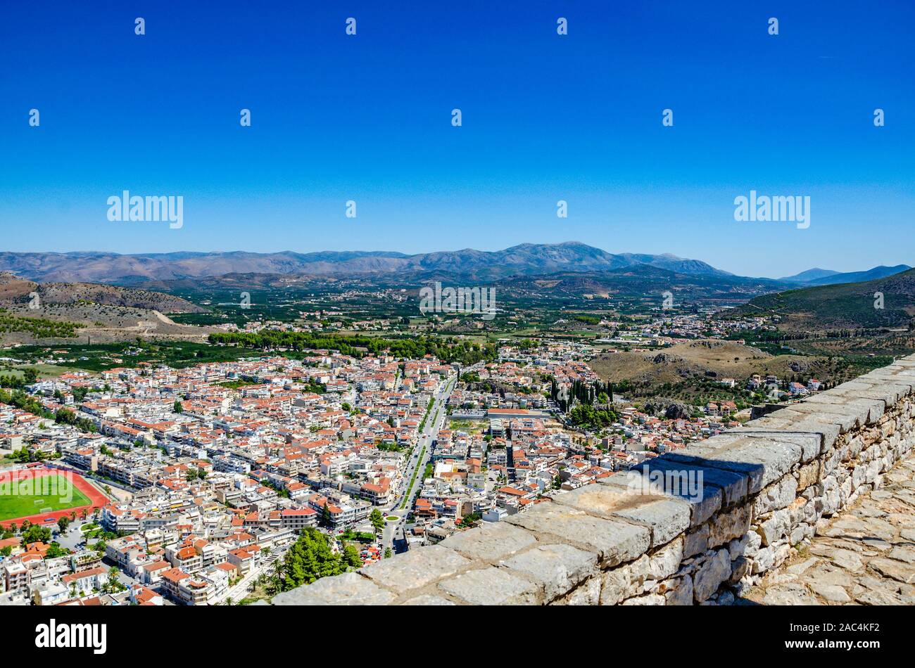 Bella vista città di Nafplio centro città dalla vecchia storica fortezza Palamidi. Nauplio, Argolis, Peloponneso, Grecia Foto Stock