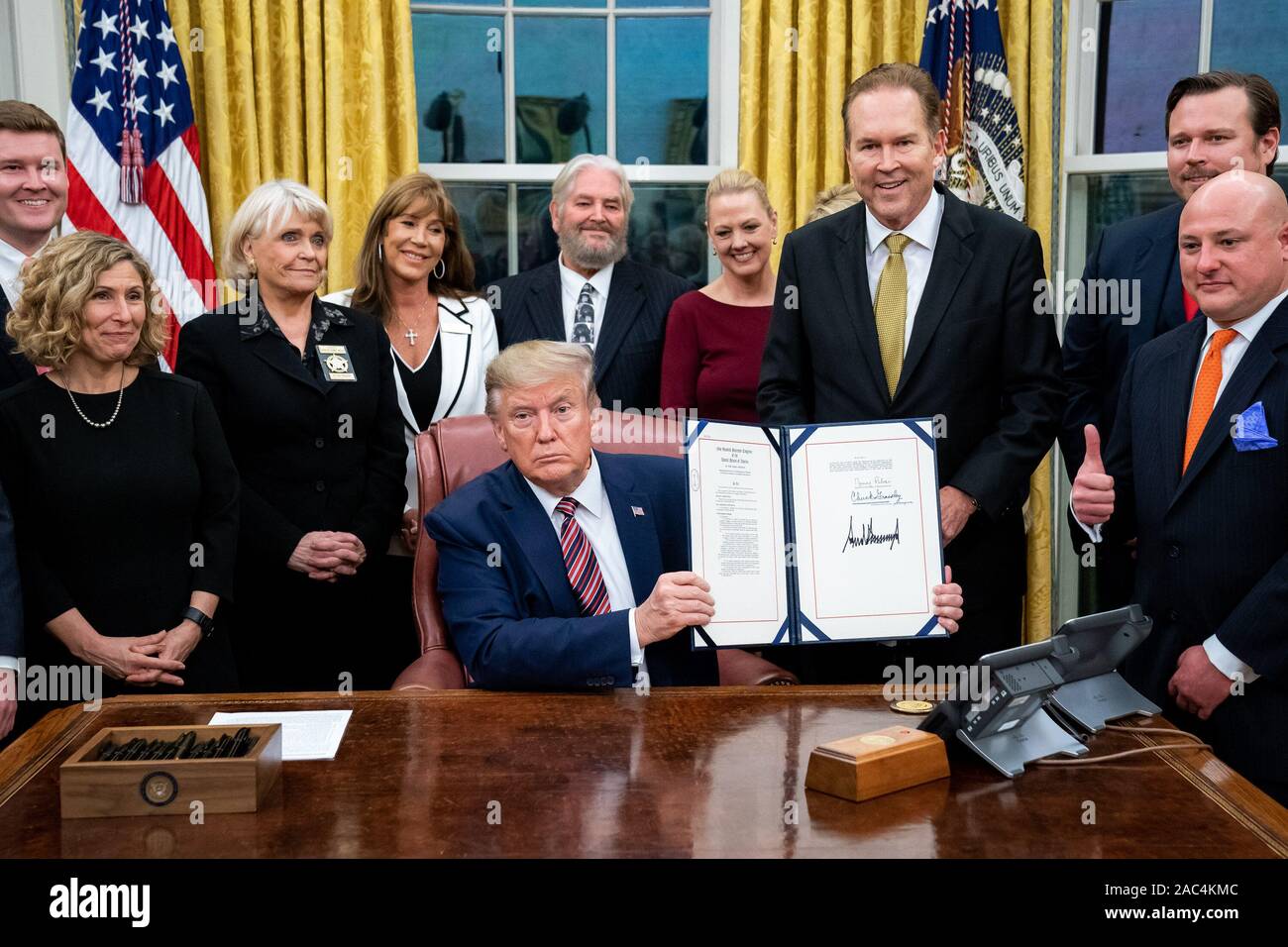 Presidente Trump visualizza la sua firma dopo la firma H.R. 724: impedendo la crudeltà nei confronti degli animali e di tortura atto lunedì, nov. 25, 2019, nell'Ufficio Ovale della Casa Bianca. Foto Stock