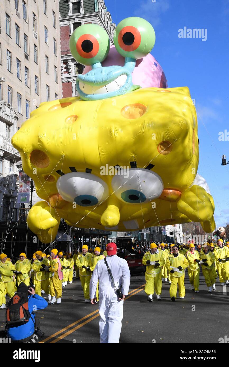 NEW YORK, NY - novembre 28: SpongeBob SquarePants & Gary di Nickelodeon palloncino gigante volato basso a causa del vento forte al 93annuale di Macy's grazie Foto Stock