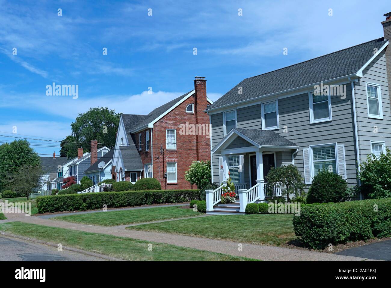 Suburban street con vecchi mattoni e clapboard case Foto Stock