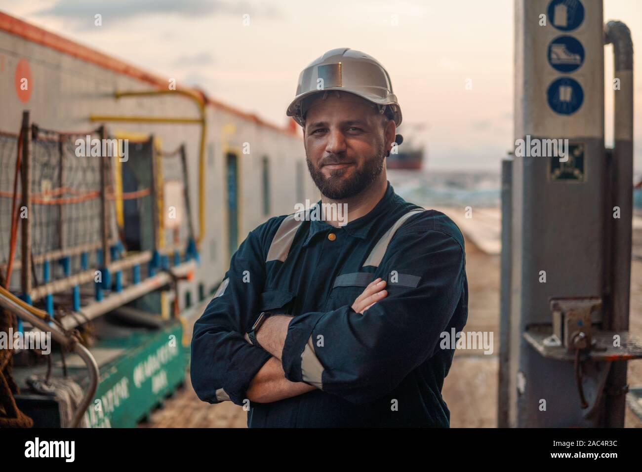 Marine ufficiale di coperta o di primo ufficiale di coperta sul ponte della nave in mare aperto o nave Foto Stock