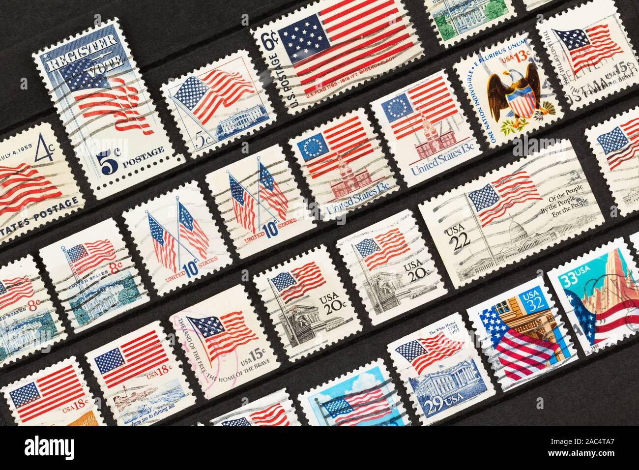 SEATTLE WASHINGTON - Novembre 28, 2019: American francobolli con le stelle e strisce di bandiera nel corso degli anni. Righe di francobolli con noi le bandiere. Foto Stock