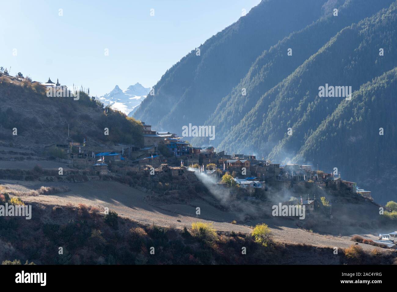 Una vista di un villaggio sul lato della montagna nell'Himalaya. Pissang superiore, Nepal Foto Stock