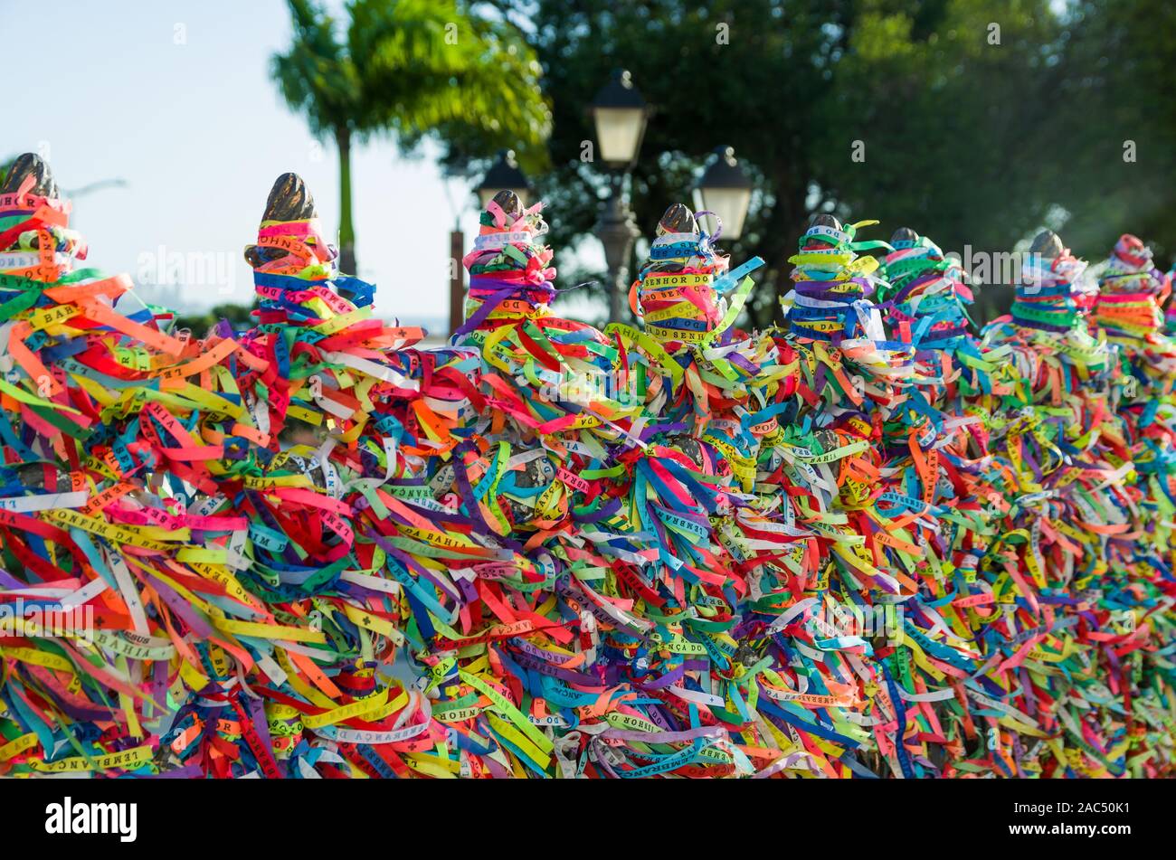 Grande sfondo colorato del famoso nastri di Senhor do Bonfin, Salvador Brasile. Foto Stock