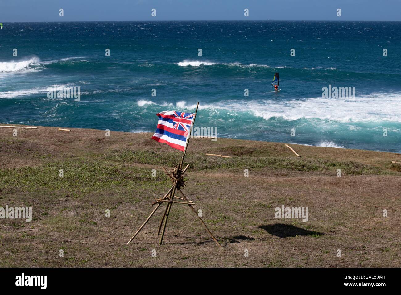 Bandiera hawaiiana su un treppiede presso la costa Foto Stock