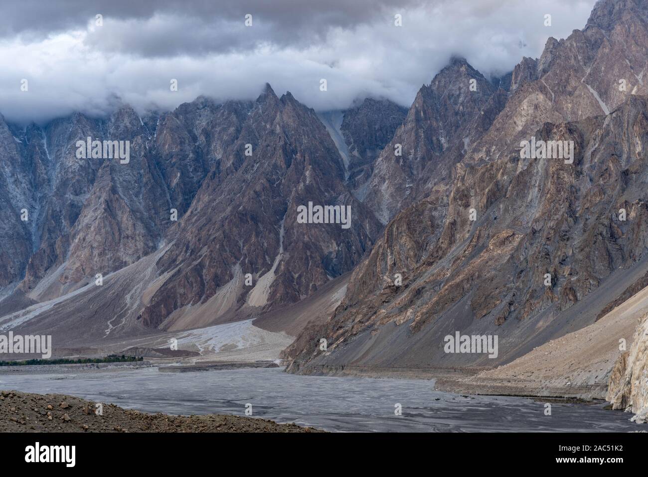 Hunza river accumulate dalle ripide montagne del Karakorum range, Pakistan Foto Stock