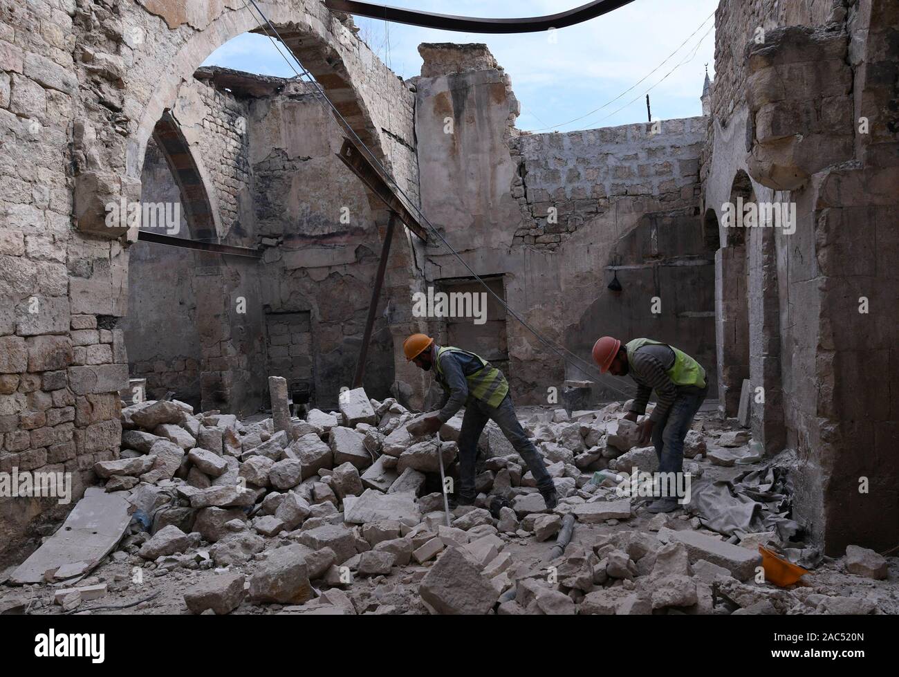 Aleppo, Siria. 24 Novembre, 2019. I lavoratori a ricostruire il Khabiya souk (mercati) nella vecchia città di Aleppo, a nord della Siria, su nov. 24, 2019. Per andare con 'Funzione: sarà della vita risorge il vecchio souk di Aleppo in Siria dopo la devastazione' Credit: Ammar Safarjalani/Xinhua/Alamy Live News Foto Stock