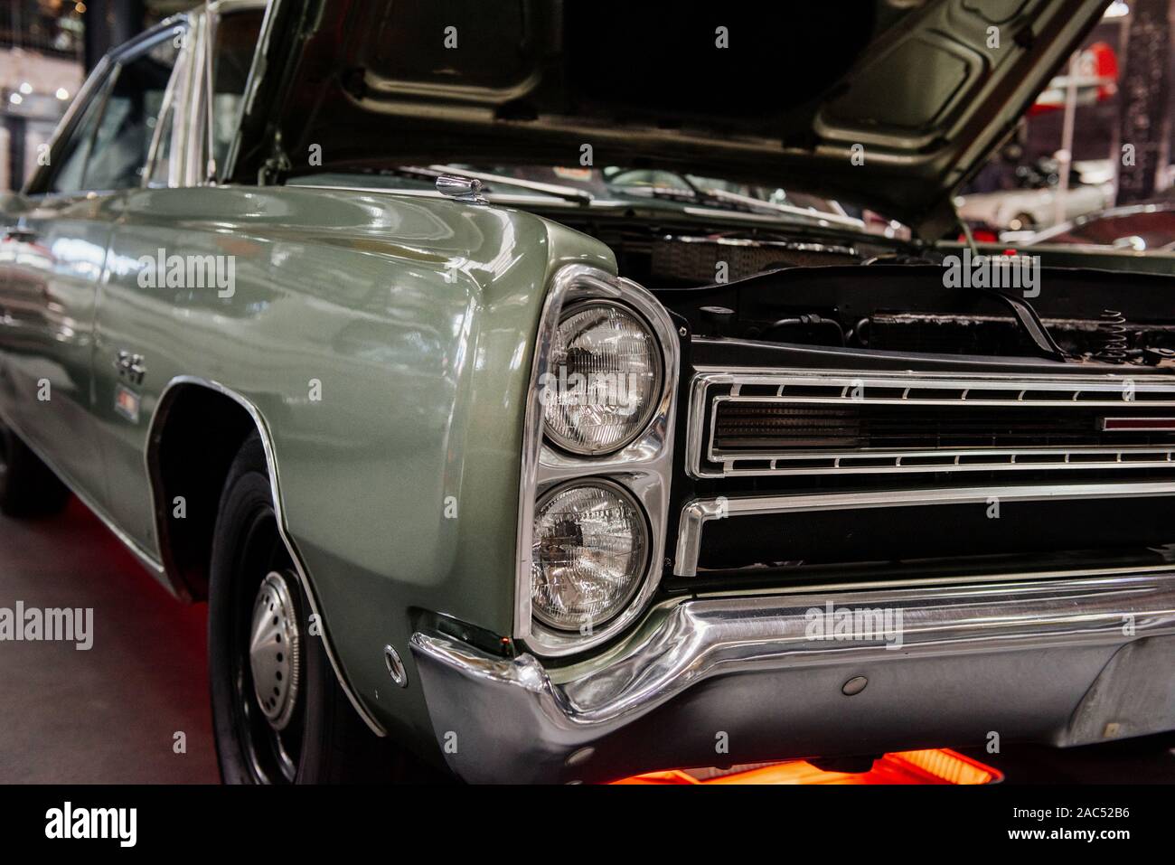 SINSHEIM, Germania - 16 ottobre 2018: Technik Museum. Foto frontale delle automobili classiche Foto Stock