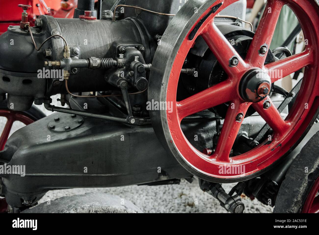 SINSHEIM, Germania - 16 ottobre 2018: Technik Museum. Big Red ruota del vecchio arma di guerra Foto Stock