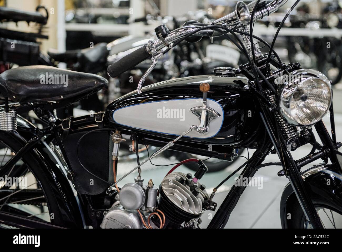 SINSHEIM, Germania - 16 ottobre 2018: Technik Museum. Nero classico moto si erge all'interno presso il salone del veicolo Foto Stock