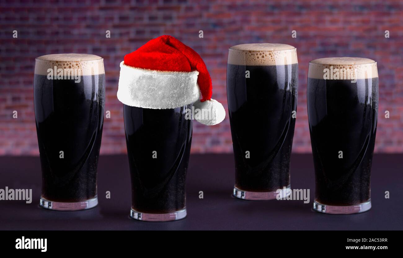 Una scura Guinness Irish Stout secca bicchiere di birra che ha origine nella fabbrica di birra a Dublino vista orizzontale Foto Stock