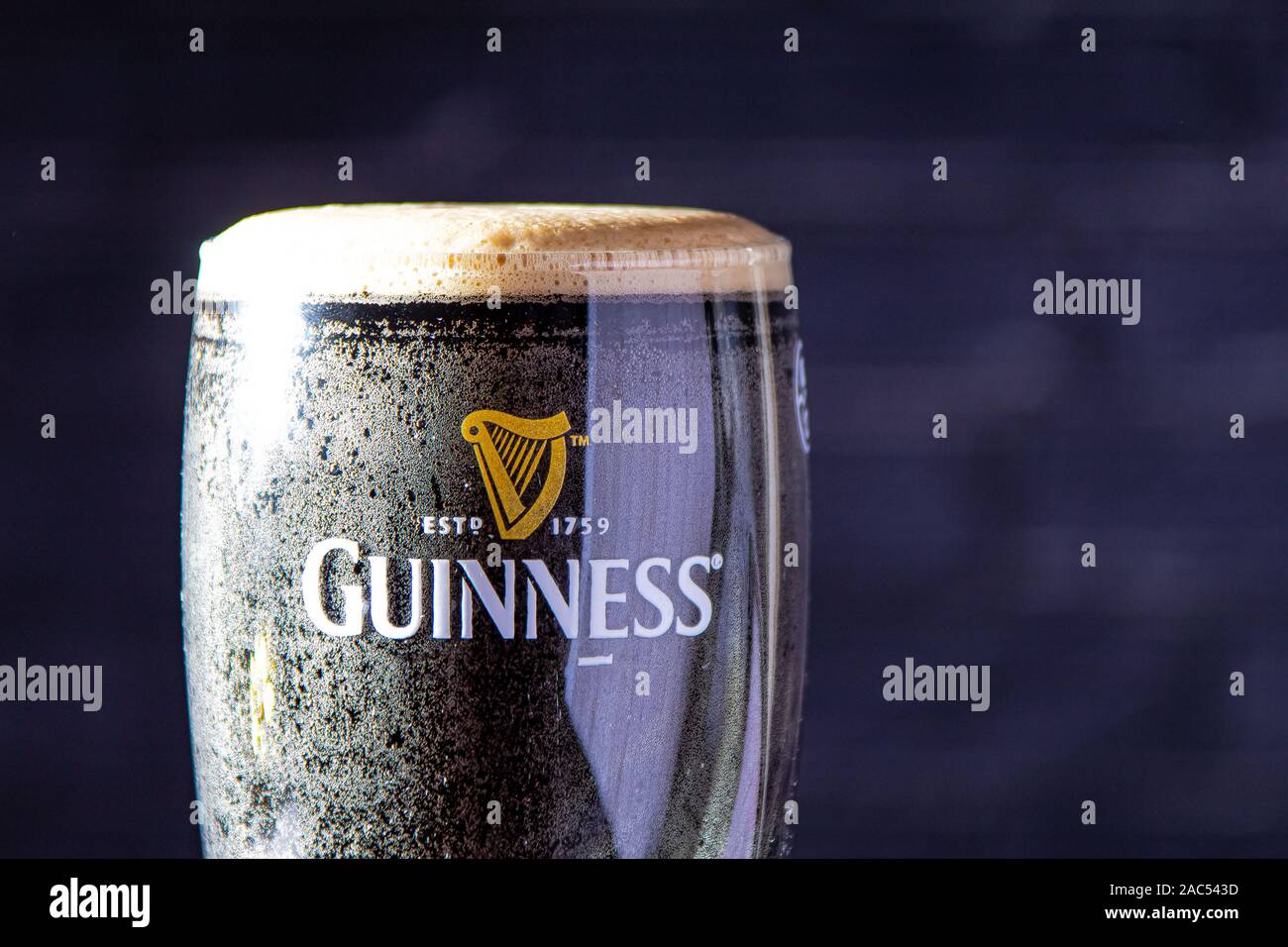 Un buio Irish Stout secca bicchiere da birra vicino. Foto Stock