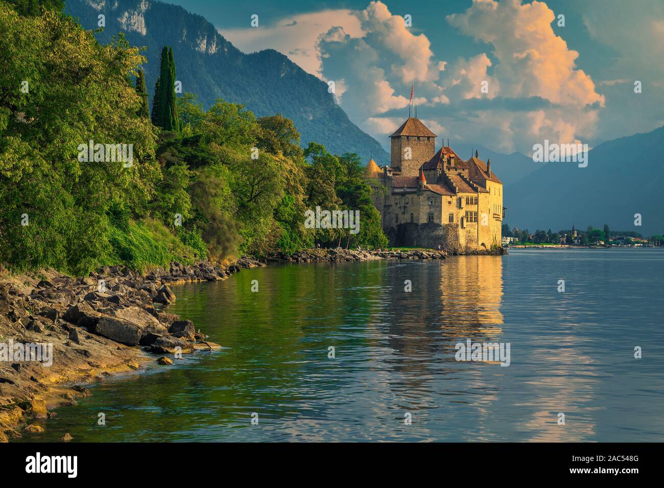 Svizzera popolare località turistica con la famosa e pittoresca del Castello di Chillon presso il lago di Ginevra e le alte montagne sullo sfondo al tramonto, Montreux, Switzerla Foto Stock