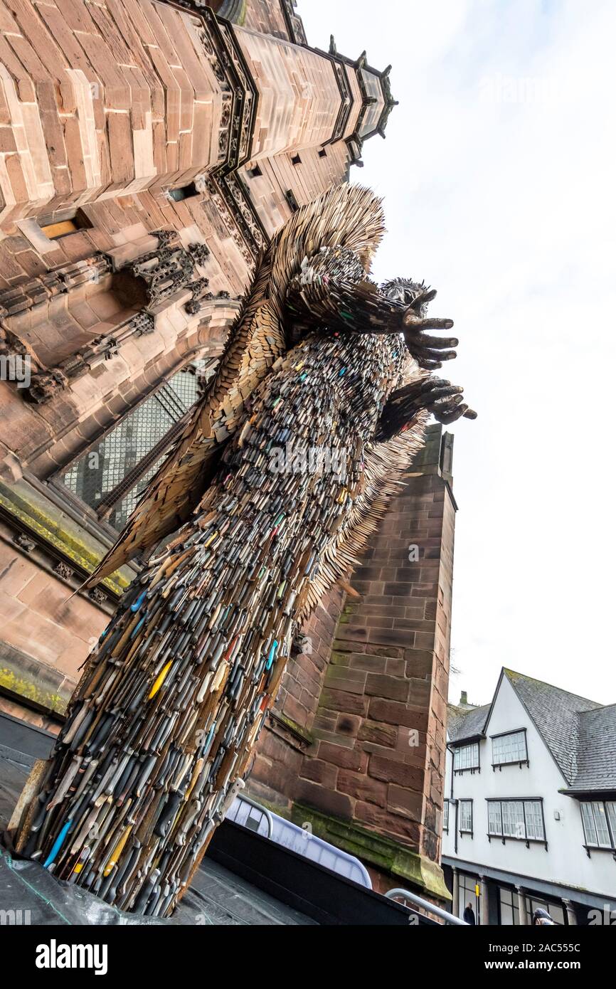 Il coltello di Angelo a Chester Cathedral. Creata dal British Centro di elementi in ferro battuto e lo scultore Alfie Bradley, l'angelo è realizzato da coltelli. Foto Stock