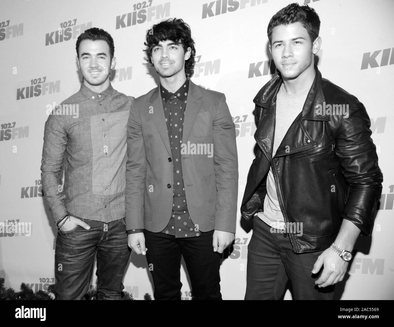 (L-R) Kevin Joe e Nick Jonas dei Jonas Brothers frequentare KIIS FM 2012 Jingle Palla al Nokia Theater L.A. In diretta su dicembre 1, 2012 a Los Angeles, California. Foto Stock