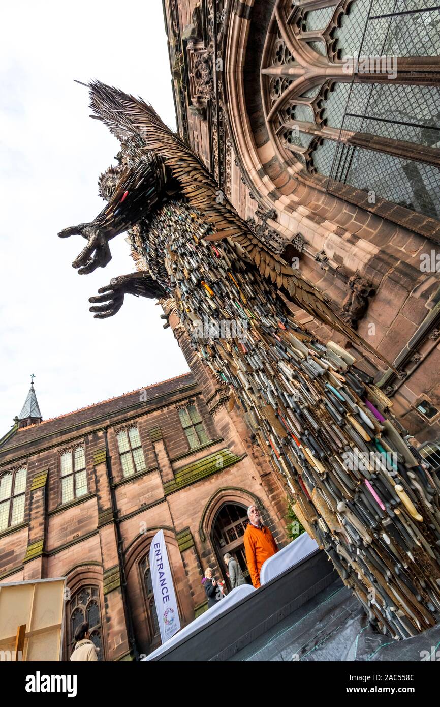 Il coltello di Angelo a Chester Cathedral. Creata dal British Centro di elementi in ferro battuto e lo scultore Alfie Bradley, l'angelo è realizzato da coltelli. Foto Stock