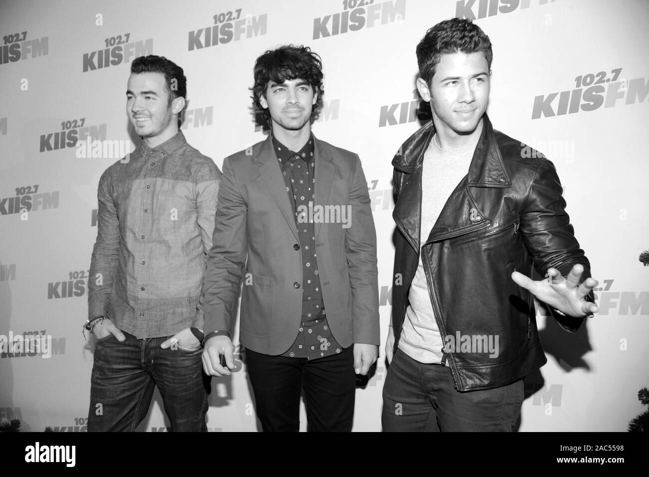 (L-R) Kevin Joe e Nick Jonas dei Jonas Brothers frequentare KIIS FM 2012 Jingle Palla al Nokia Theater L.A. In diretta su dicembre 1, 2012 a Los Angeles, California. Foto Stock
