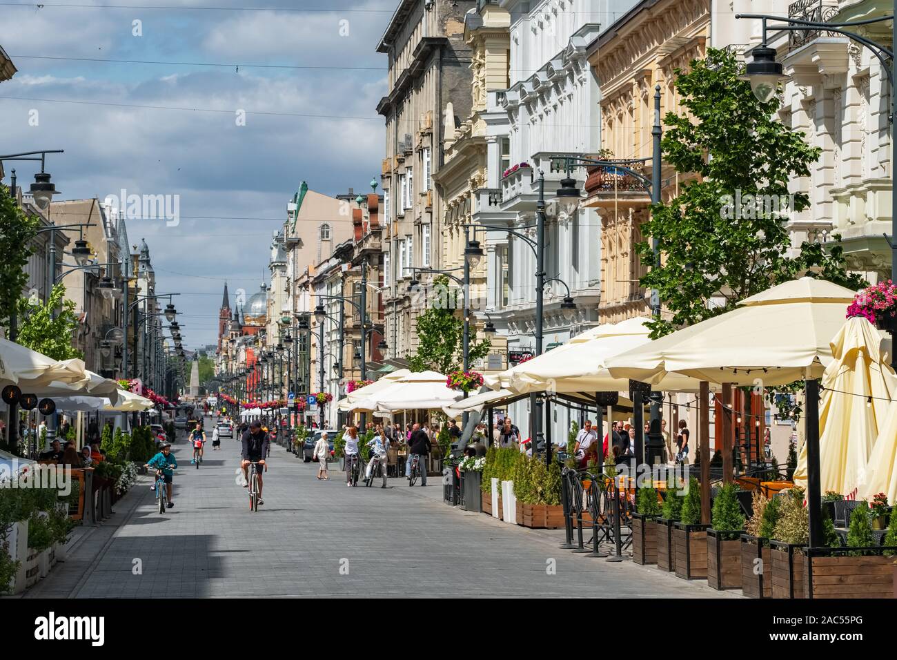 Piotrkowska Street a Lodz. Popolare strada pedonale con i caffè di Lodz, Polonia Foto Stock