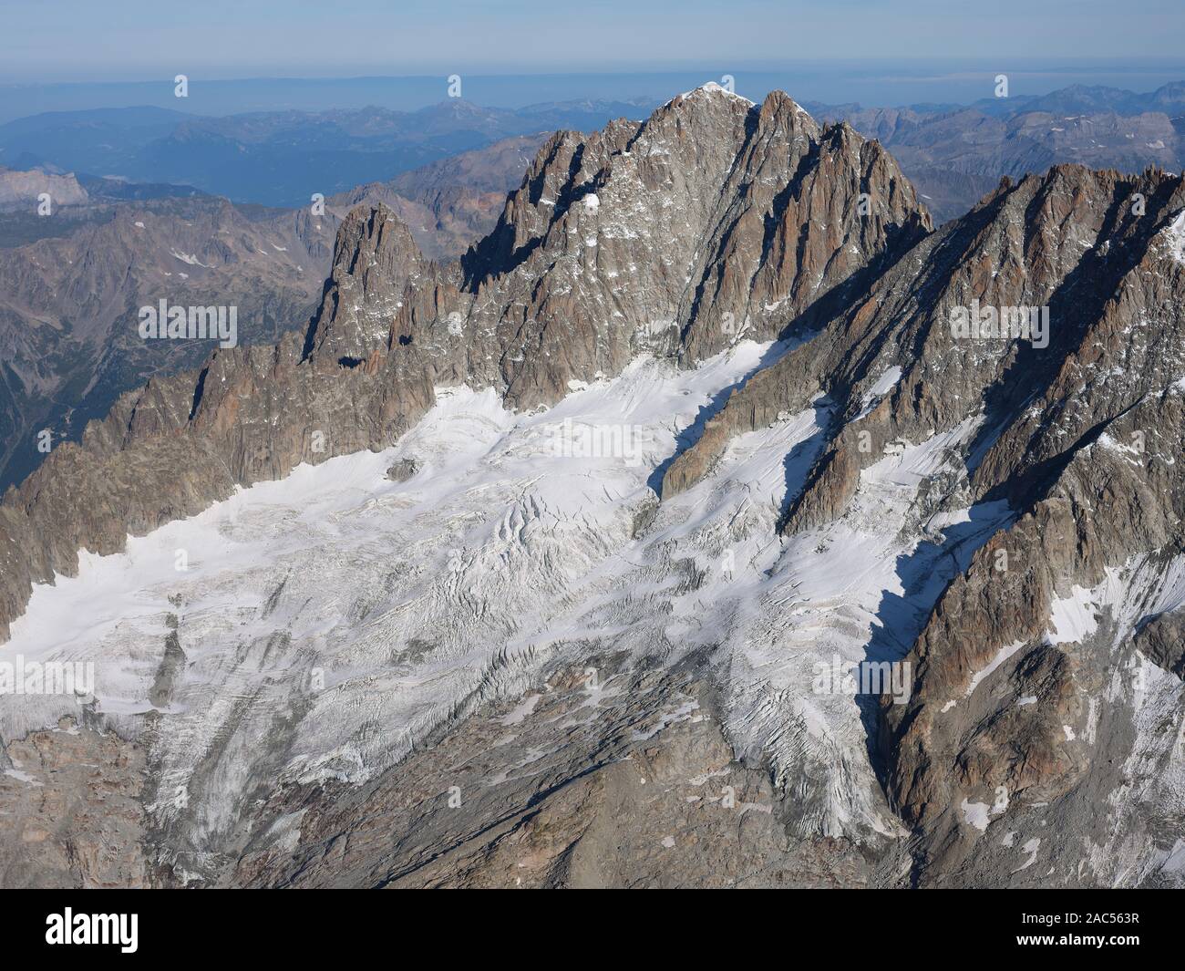 VISTA AEREA. Aiguille Verte (altitudine: 4122m) si affaccia sul ghiacciaio di Talèfre. Chamonix Mont-Blanc, alta Savoia, Francia. Foto Stock