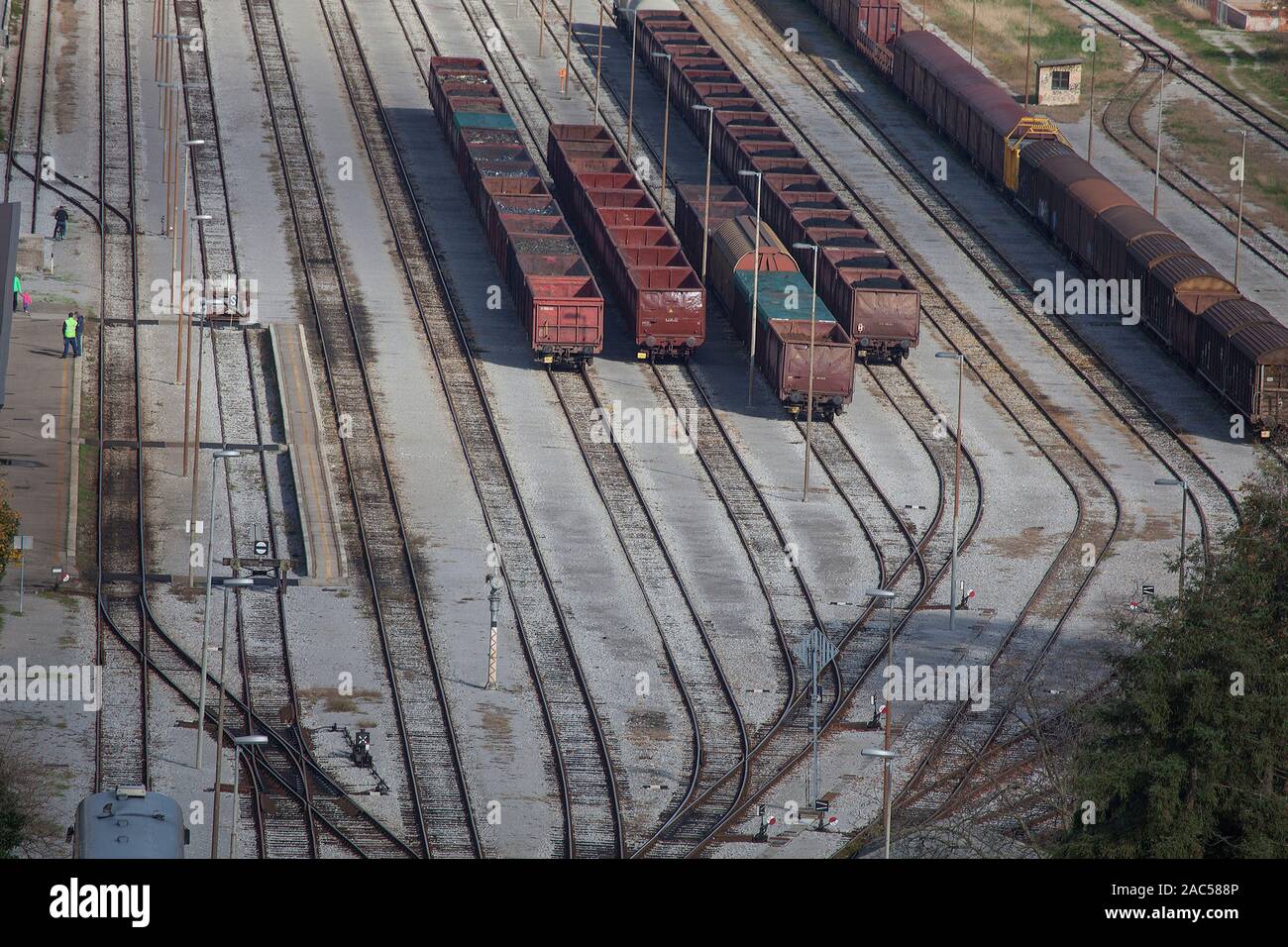 Caricate i carri merci sui binari per il movimento nella stazione ferroviaria di Nova Gorica - Slovenia Foto Stock