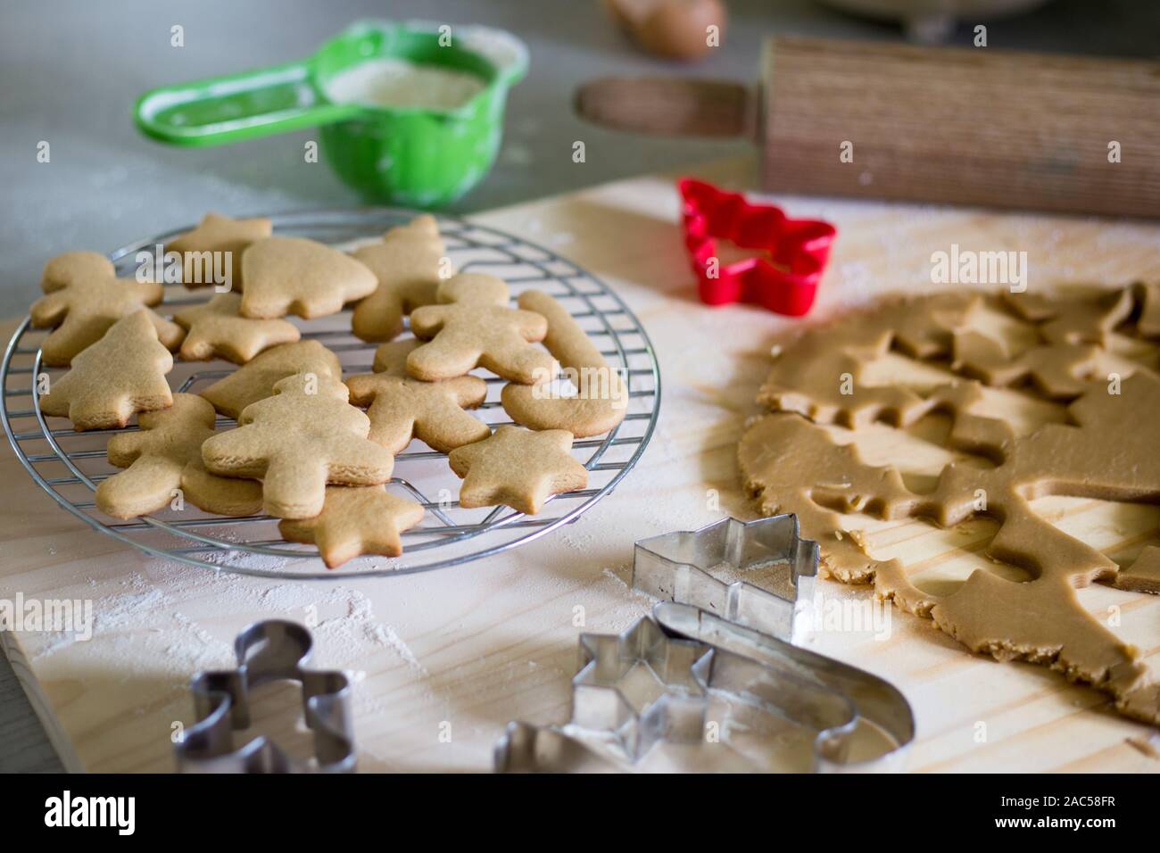 Natale utilizzando cookie sagomato taglierine per rendere pan di zenzero biscotti di Natale Foto Stock