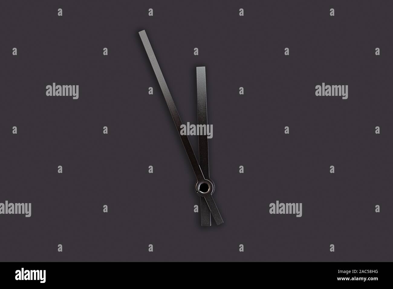 Puntatori di nero di un orologio isolato su sfondo nero Foto Stock