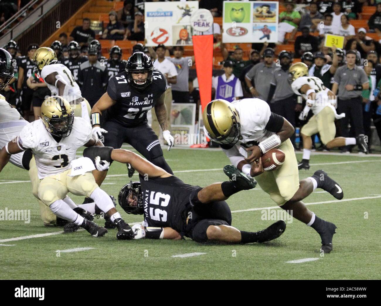Novembre 30, 2019 - Hawaii Rainbow Warriors defensive lineman Blessman Ta'ala #55 quasi calci la sfera libera mentre lo scatto fino esercito cavalieri neri quarterback Kelvin Hopkins Jr. #8 nel corso di un gioco tra l'esercito cavalieri neri e le Hawaii Rainbow Warriors all'Aloha Stadium di Honolulu, HI - Michael Sullivan/CSM. Foto Stock