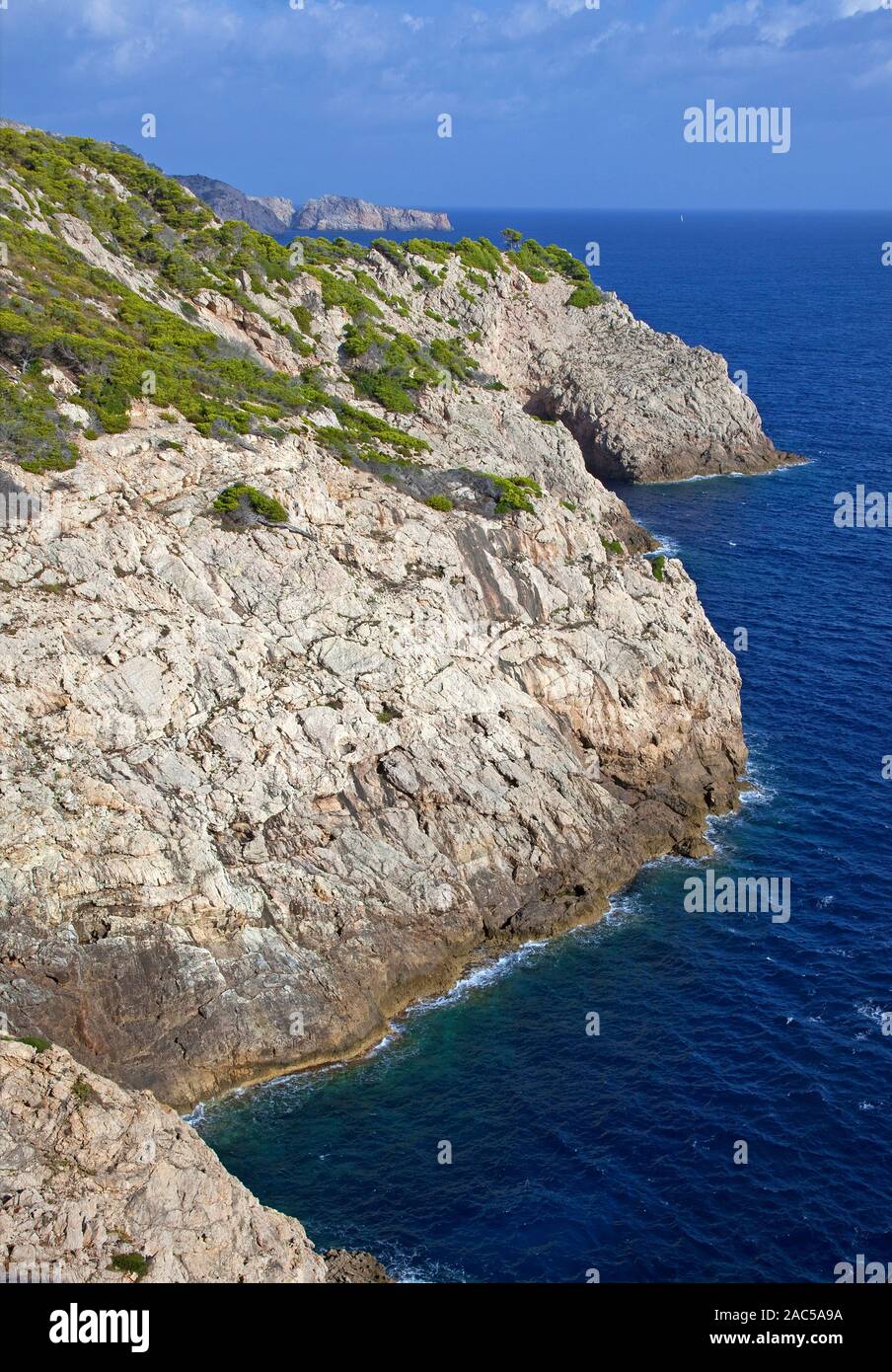 Costa rocciosa a Cala Ratjada, Maiorca, isole Baleari, Spagna Foto Stock