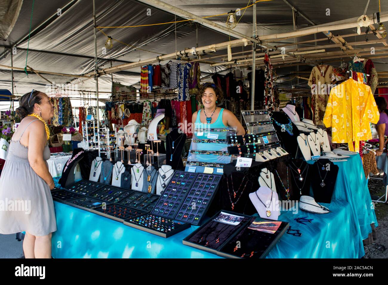 Un locale fornitore di gioielli presso l'Hilo Farmers Market su Mamo Street nel centro di Hilo, Big Island delle Hawai'i. Foto Stock