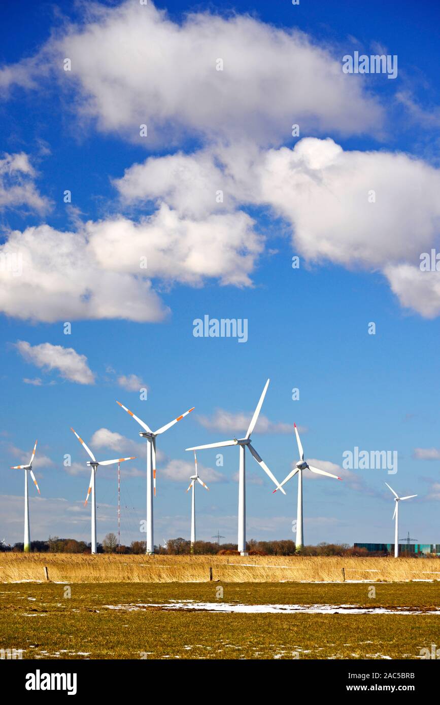 Windkraftanlage / Windraeder / Ostfriesland Foto Stock