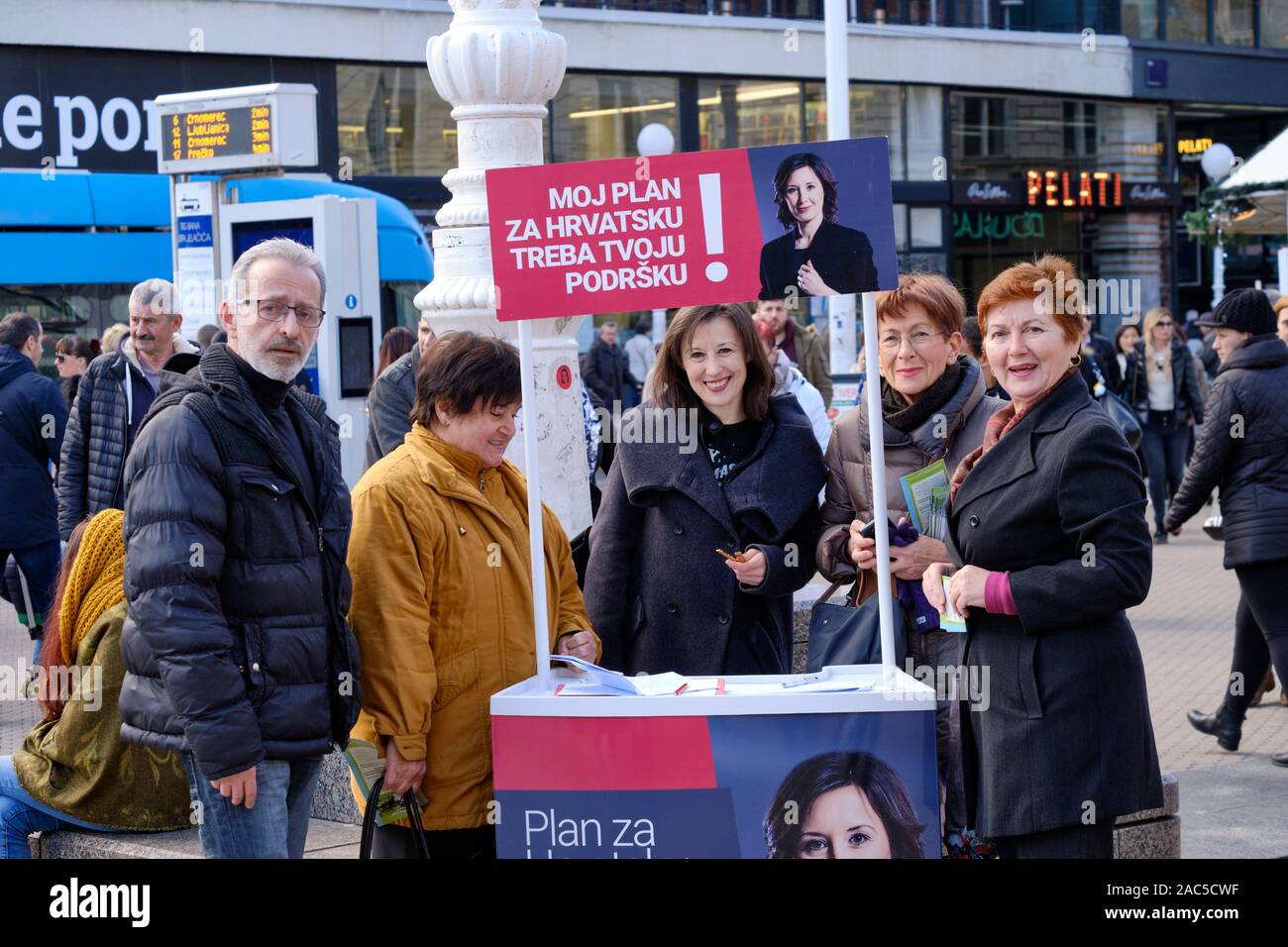 Dalija Orešković del partito di inizio di campagna elettorale a Zagabria per ottenere la firma di correre per il croato elezioni presidenziali nel dicembre 2019. Foto Stock