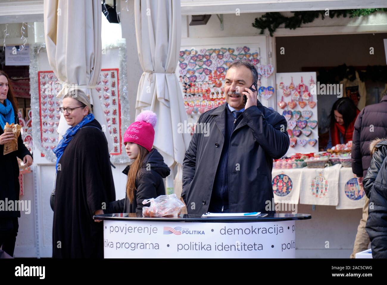 Vlaho Orepić candidato indipendente di campagna elettorale a Zagabria per ottenere la firma di correre per il croato elezioni presidenziali nel dicembre 2019. Foto Stock