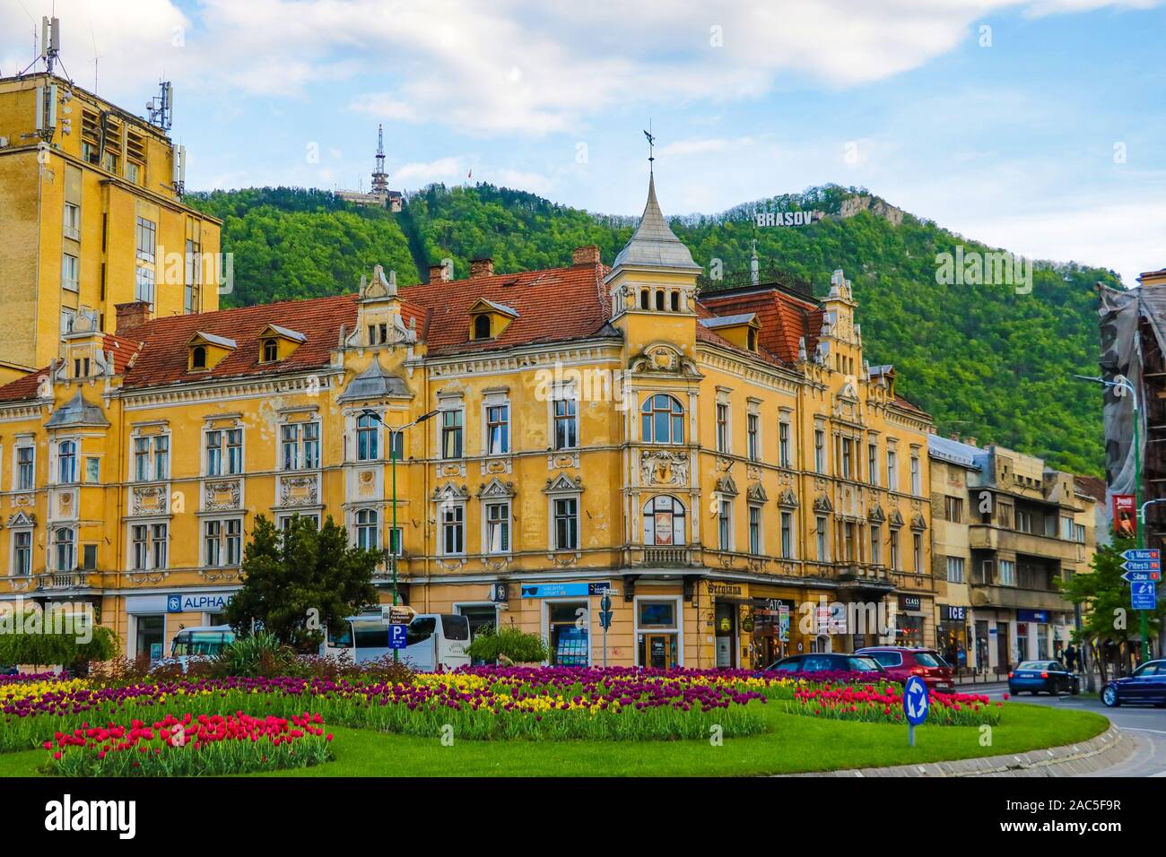 Brasov, Romania, 16 Maggio 2019: Città Vecchia di Brasov con negozi e ristoranti, sorprendente attrazione di turisti Foto Stock