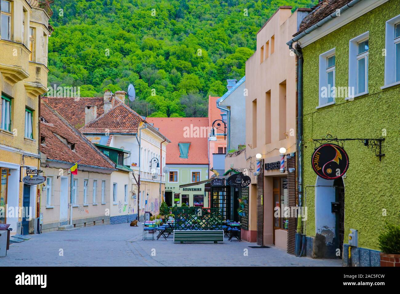 Brasov, Romania, 16 Maggio 2019: Il centro storico della città. Brasov è affascinante antica città situata ai piedi dei monti Foto Stock