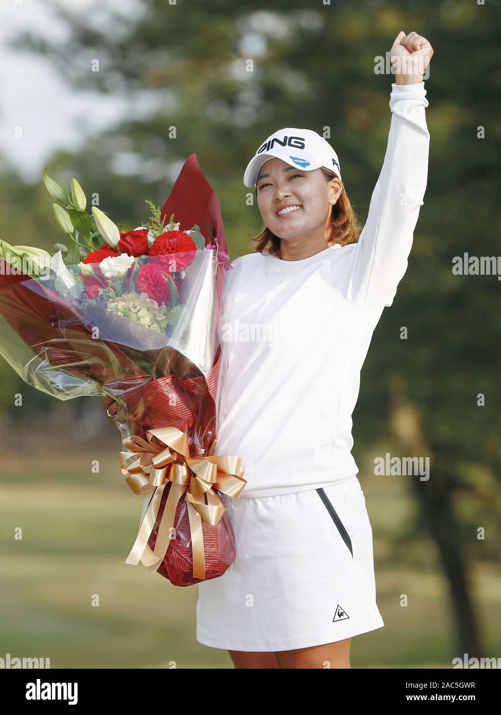 Ai Suzuki celebra a Miyazaki Country Club di Miyazaki, a sudovest del Giappone da dal 1 dicembre 2019, dopo aver vinto il suo secondo titolo di denaro in tre anni. (Kyodo)==Kyodo foto tramite la carta di credito: Newscom/Alamy Live News Foto Stock