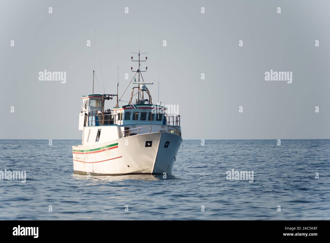 Peschereccio italiano sulla calma il mare blu Foto Stock
