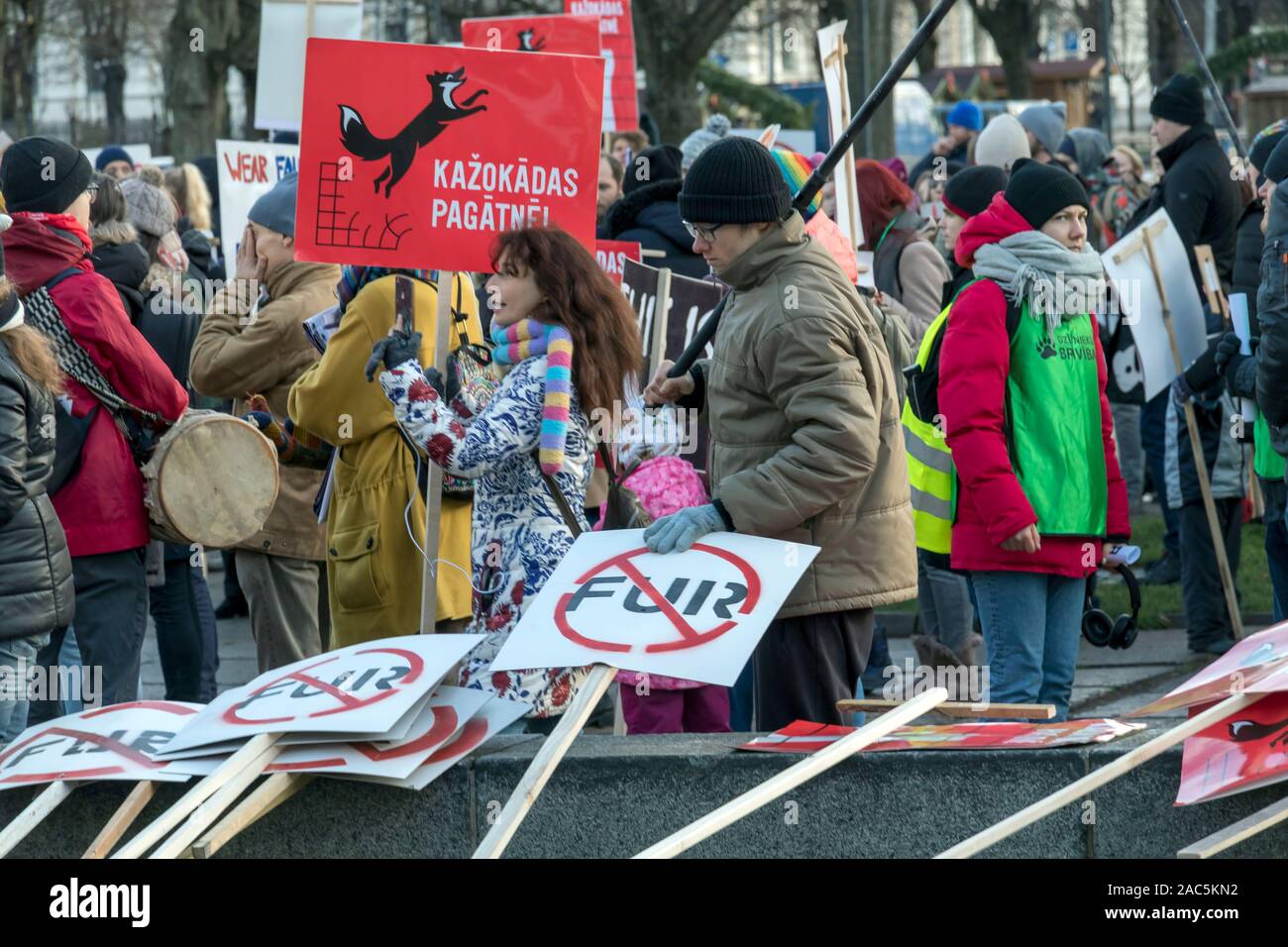 Riga, Lettonia - 30 Novembre 2019 : Anti fur cartelloni e manifesti a diritti degli animali protesta. Marzo per la difesa degli animali in Riga, Lettonia, Europa Foto Stock