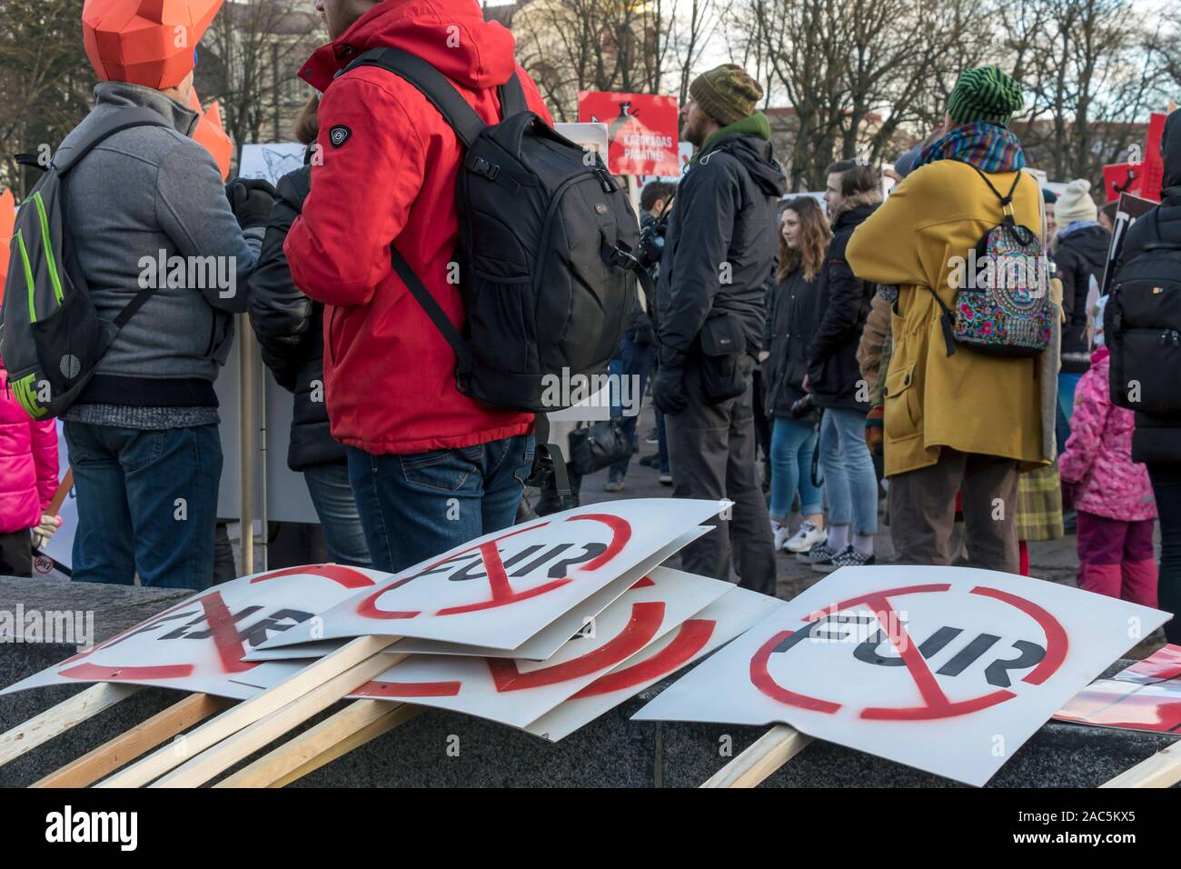 Riga, Lettonia - 30 Novembre 2019 : Anti fur cartelloni e manifesti a diritti degli animali protesta. Marzo per la difesa degli animali in Riga, Lettonia, Europa Foto Stock