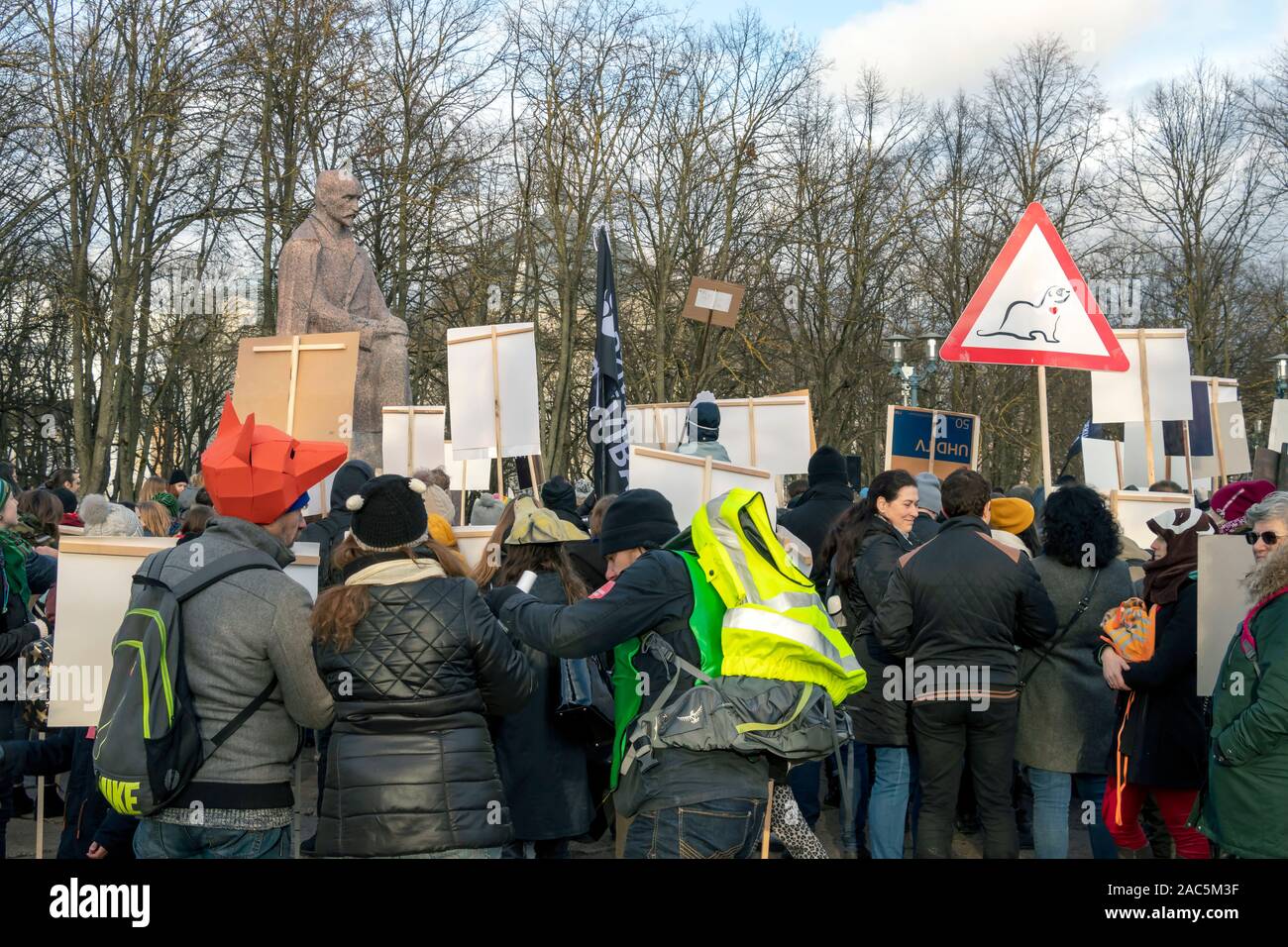 Riga, Lettonia - 30 Novembre 2019 : la gente a difesa degli animali evento senza segni di pelliccia e banner le mani in segno di protesta contro l'allevamento di animali da pelliccia, chiedere il divieto di anim Foto Stock