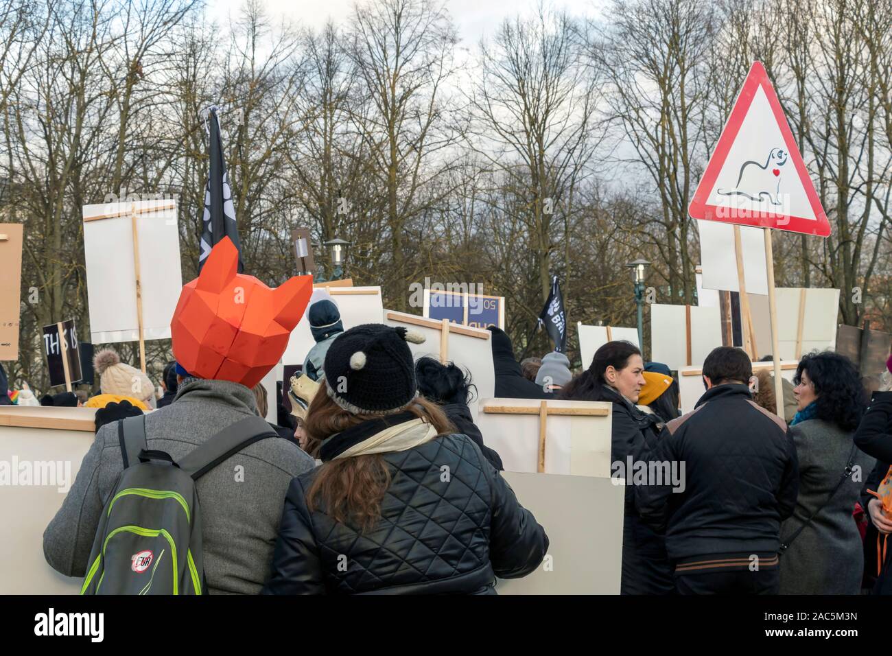 Riga, Lettonia - 30 Novembre 2019 : la folla di attivisti di advocacy animale evento con cartelli e striscioni le mani in segno di protesta contro l'abuso di animali Foto Stock
