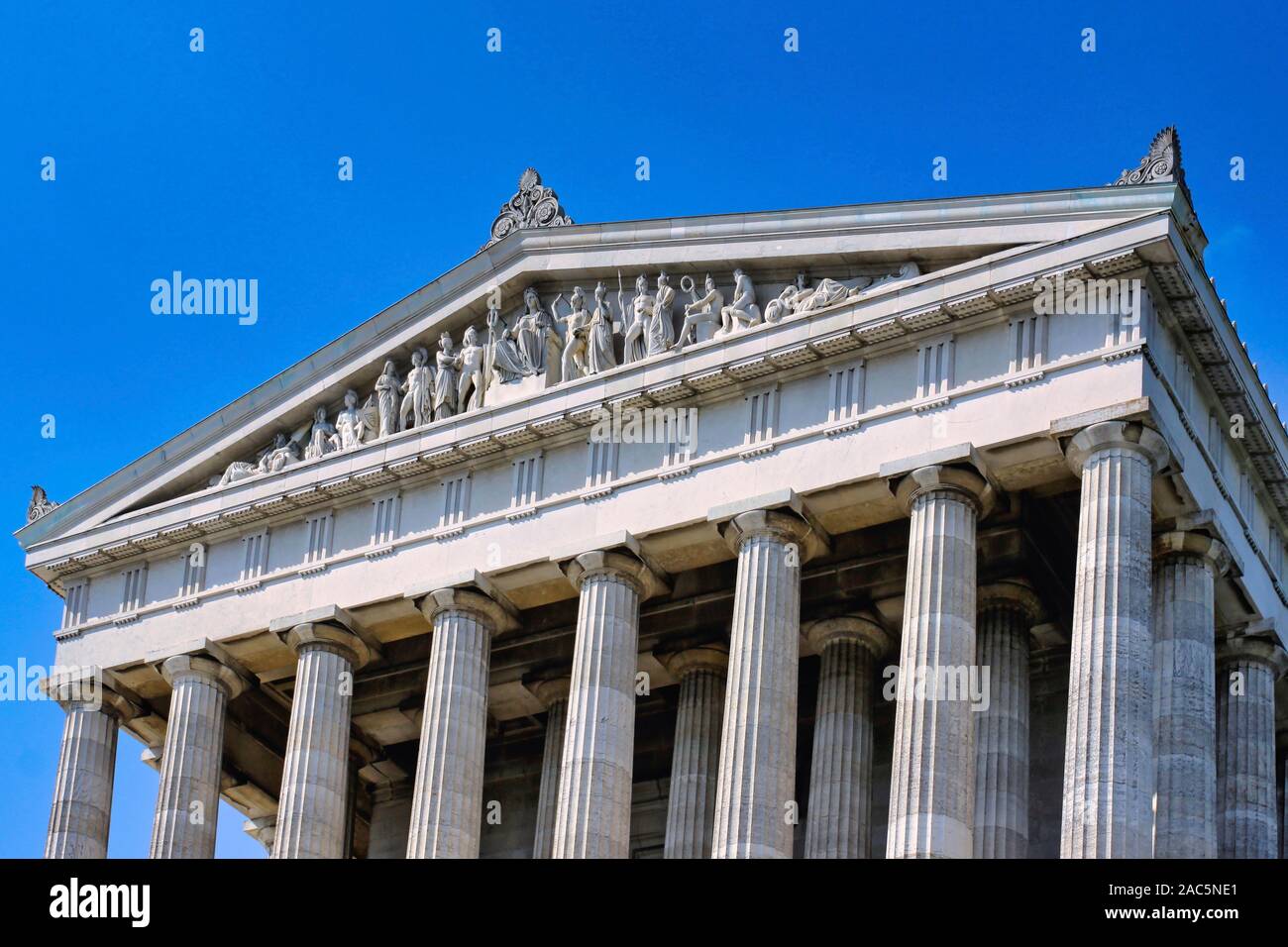 Gables con sculture, anteriore del memorial Walhalla, Donaustauf, Alto Palatinato, Baviera, Germania, Europa, 15. Agosto 2009 Foto Stock