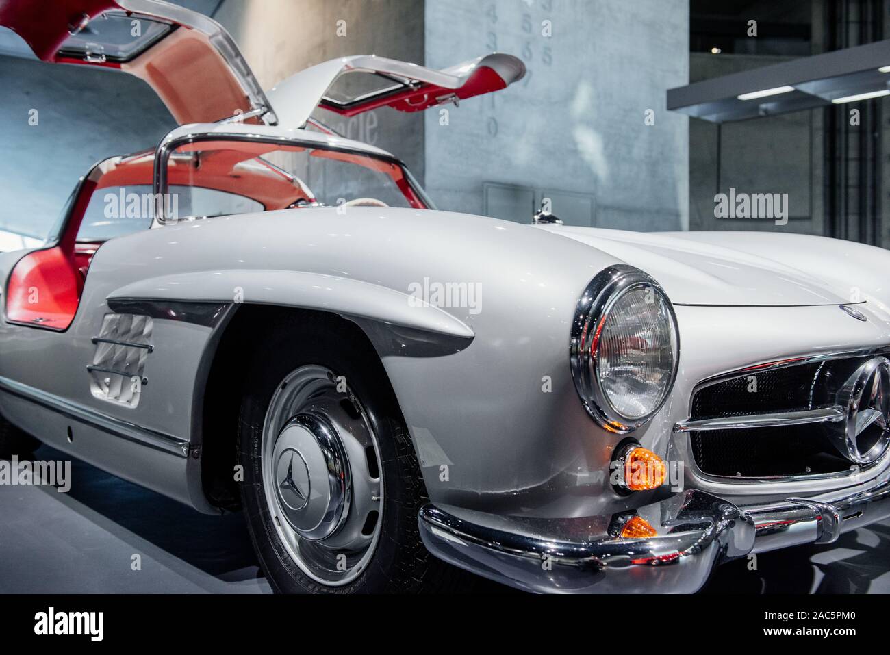 STUTTGART, Germania - 16 ottobre 2018: Museo Mercedes. Stupendo pezzo di classic. Bianco veicolo retrò con salone rosso e ha aperto le porte in piedi alla macchina Foto Stock