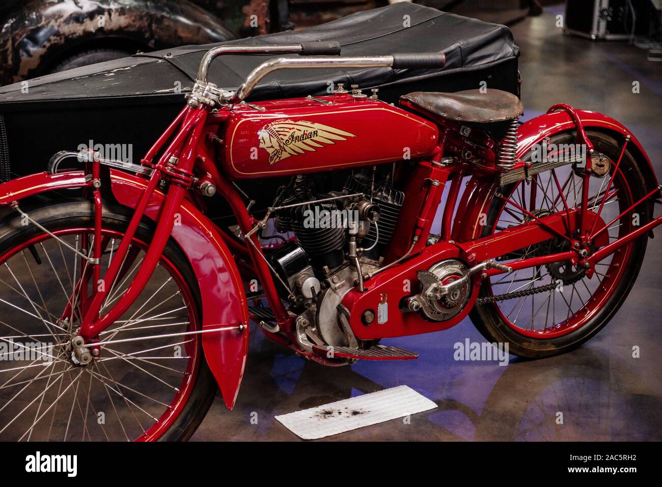 SINSHEIM, Germania - 16 ottobre 2018: Technik Museum. Vista laterale. Red moto parcheggiata sul riquadro nero al salone del veicolo Foto Stock