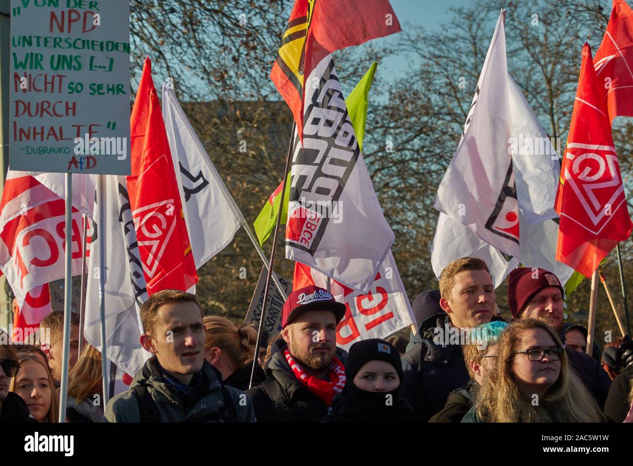 Braunschwig, Germania, Novembre 30, 2019: Bandiere di manifestanti di volare a dimostrazione contro AFD conferenza di partito Foto Stock